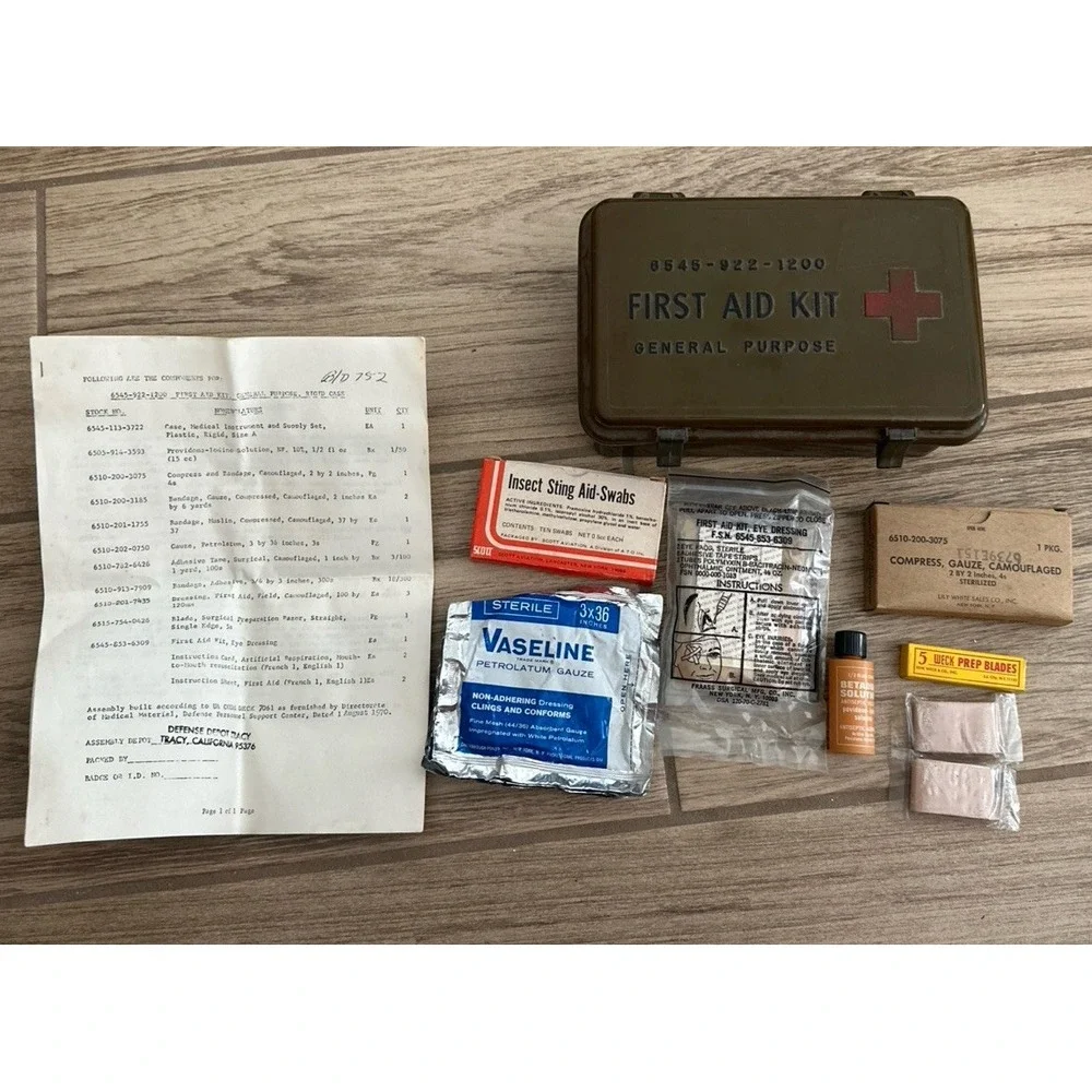 U.S Military First Aid Kit Box  6545-922-1200 Army Green‎ Movie Prop